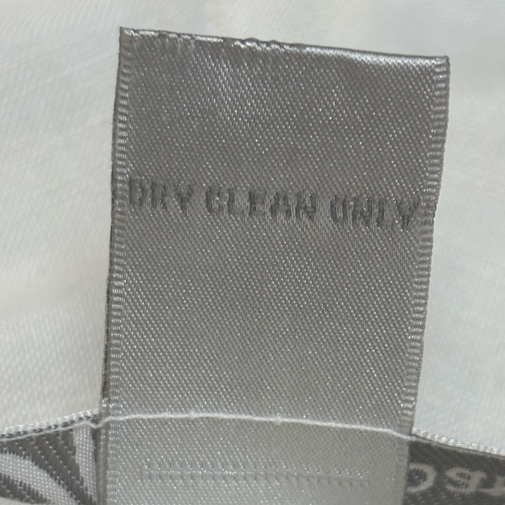 DRESS BARN WHITE LINEN CLASSIC TAILORED BLUE FLORAL EMBROIDERED CAPRIS SIZE 6 - Picture 6 of 8